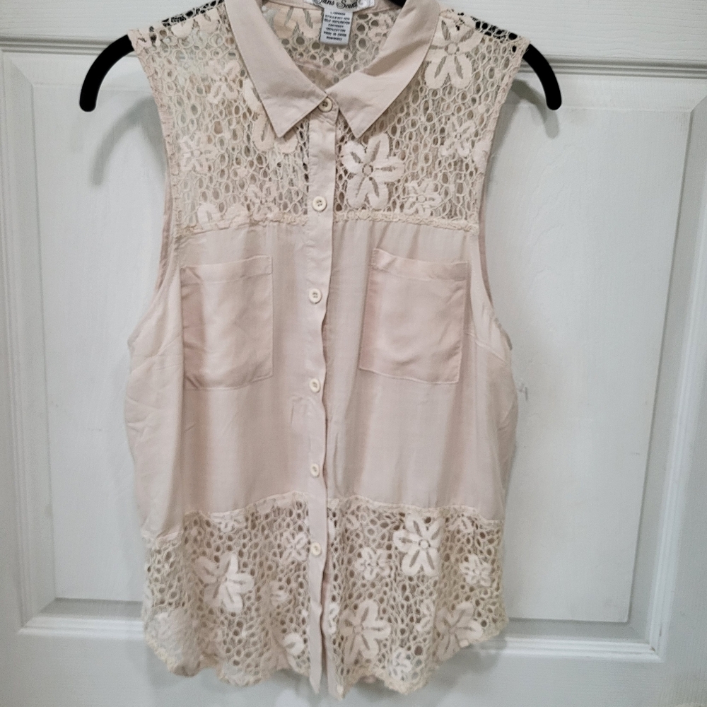 NEW Button Down Slweveless Blouse wirh Lace Accents Large